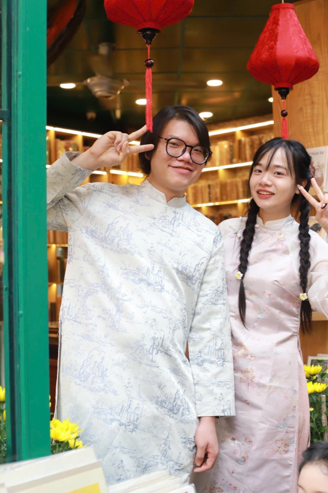 Ngọc Duy cùng bạn tại hiệu sách