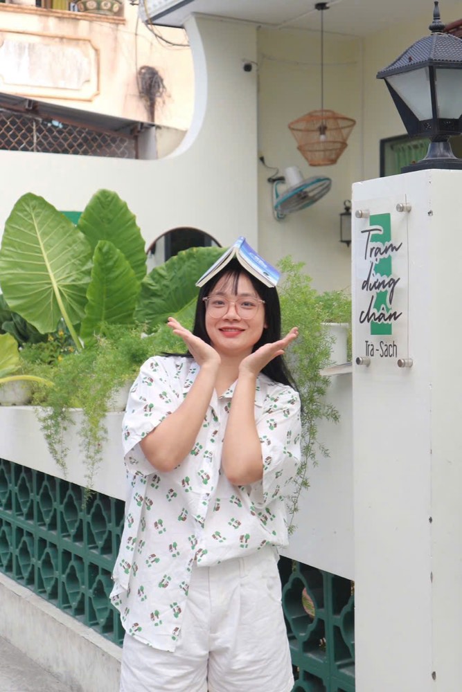 Ngọc Duy với quyển sách trên đầu